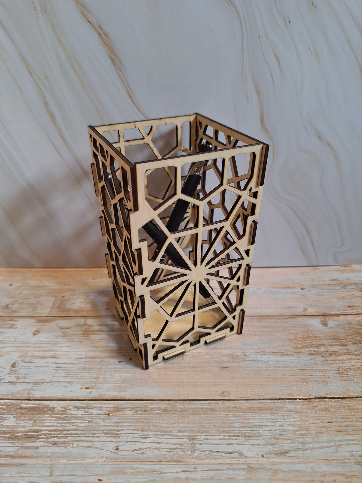 ✏️ Porte-crayons en bois – Motif géométrique